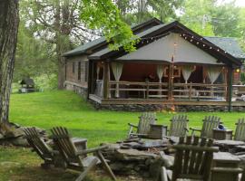 Sweet Cabin Firepit Hot Tub Yard Deck Pet Friendly，位于蒙蒂塞洛的酒店