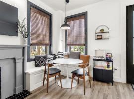 Suite B Beach, Firepit, Dog-friendly, Downtown!，位于比洛克西的酒店