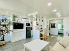 Modern 1BR Suite Boutique 5 Miles to Beach，位于克利尔沃特的酒店