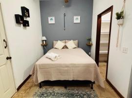 Tropical Studio in Sunset Villas, West end，位于西区的酒店
