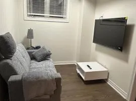 4 Guests, 2 bedrooms, 2 queen beds basement apartment in Ajax