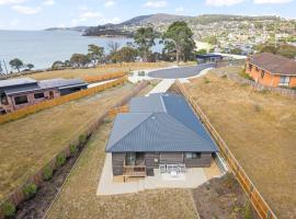Gorgeous 4 Bedroom House - Blackmans Bay，位于Kingston Beach的酒店