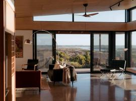 Luxury island villa retreat with private waterfront，位于Hindmarsh Island的酒店