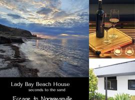 Lady Bay Beach House - seconds from the sand，位于诺曼维尔的酒店