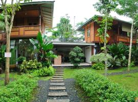Forrest Cafe & Wisata Berkuda，位于Jengkol的酒店