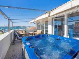 Holiday Home Murter 18 With Seaview，位于穆泰尔岛的酒店