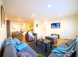Roomy and Upscale 2BR apartment near NYC，位于泽西市的酒店