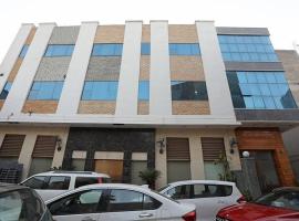 Hotel Saffron，位于罗塔克的酒店