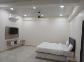 Hotel Radhe Palace，位于Sārsa的酒店