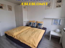 Apple Blossom Studio - near Rønne and Beach，位于伦讷的酒店