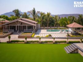 StayVista at Aura Farmstay with Pool & Lawn，位于巴德拉普尔的酒店