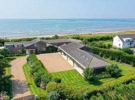 Vegan Seafront Retreat & Yoga Studio in West Wittering，位于西威特灵的酒店