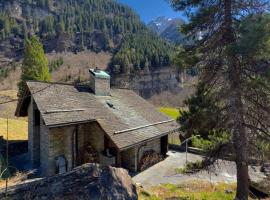 Private 3-story villa in Val calanca, Rossa，位于Rossa的酒店