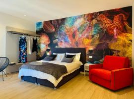 YourHome - Il Pino Rooms & Apartment，位于梅塔的酒店