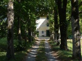 Montesoro, hystoric country villa with swimming pool, sorrounded by nature，位于萨塞洛的酒店