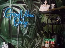 Tropical Vibes Mini Hostel