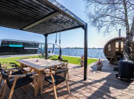 Villa Perla Mare - Sauna Experience - On a lake near Amsterdam，位于芬克芬的酒店