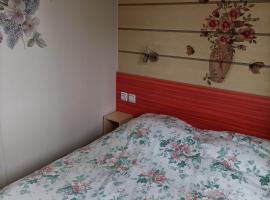 Mobil-home emplacement 3，位于Le Chesne的酒店