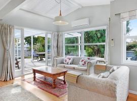 Spacious Papakura Family Delight w Deck and Yard，位于帕帕库拉的酒店