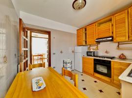 holidaycasa Leone - Con piscina stabilimento balneare e posto auto，位于斯佩隆加的酒店