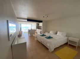 studio with sea view，位于塞勒玛的酒店