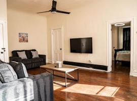 One Bed Retreat in Long Branch，位于朗布兰奇的酒店