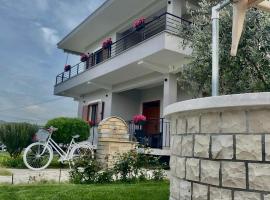 Villa Tabaku，位于培拉特的自助式住宿