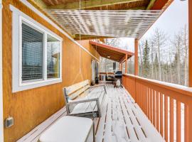 5 Mi to Kasilof River Forest-View Retreat with Deck，位于Kasilof的酒店