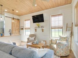 Contrell Cottage On Farm w/ Peaceful Views，位于佛瑞斯特的酒店