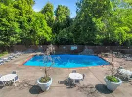 Perfect DTWN 2 Bed Condo w Cali King Bed and Gym