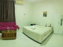 Guest house in New kwaitat near Al Ain Mall，位于艾恩的酒店