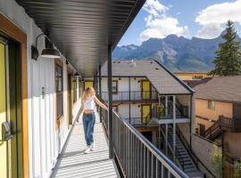 Basecamp Suites Canmore，位于坎莫尔的酒店