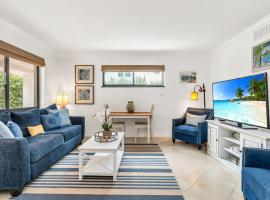 Chic Seaside Condo in Juno Steps onto the Beach，位于朱诺海滩的酒店