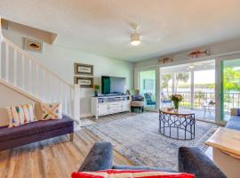 Private Balcony with Water Views Welaka Condo!，位于Welaka的酒店
