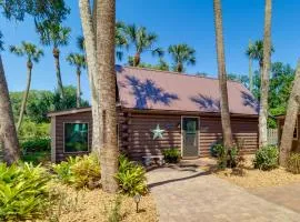 Fish On-Site Okeechobee Cabin with Pool Access