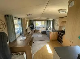 Beautiful 3 bedfamily caravan with large decking area in billing aquadrome