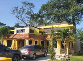 Goalden Moons Villa，位于Knollis的酒店