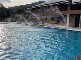 Hotel restaurante la florida，位于Páramo的酒店