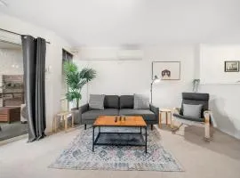 Stylish 1-Bed Stay with Balcony & Study Room