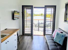 Trinity Islands Holiday Park - Cabin Accommodation，位于Burrum Heads的酒店