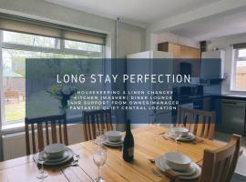 Free Parking, Ideal for long term contractor, etc stays, Fast WIFI, 3 miles 7 mins drive to Nissan, 15 mins to Sunderland Newcastle, Regular Housekeeping Options - Dwellcome Home Ltd 3 DOUBLE Bedroom House Boldon - see our site for assurance，位于Boldon的酒店