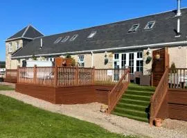 JOIVY Greenknowes Lodge with Hot Tub and Wood Burning Stove