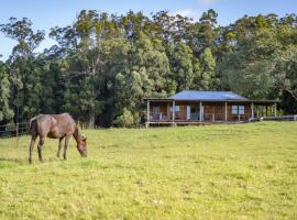 The Hitching Rail Hut - Romantic, Rural, Horses，位于Coramba的酒店
