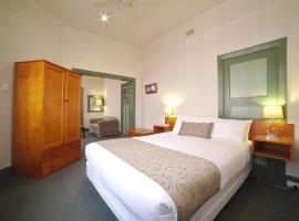 Large Studio Apartment With Spa Central Ballarat，位于巴拉腊特的酒店