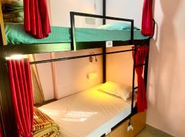 The Backpackstack Hostels and Cafe，位于乌贾因的酒店