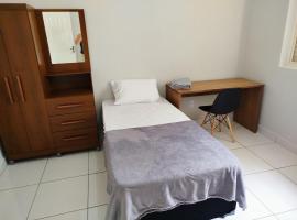 Refúgio Hostel Unidade 2，位于巴乌鲁的酒店