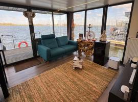 Exclusive Houseboat La Mare 12 x 5 m in Maasbommel，位于Maasbommel的船屋