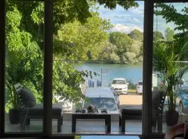 Modernes Wasserfront Wohnung, Terrasse, Parkplatz