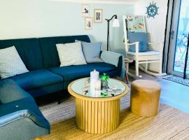 Cozy Nature Cabin with Patio, Parking and WiFi，位于Billum的木屋