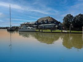 河港酒店，位于拉伊的酒店